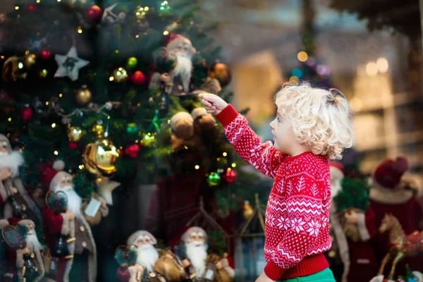 Παιδιά παράθυρο ψώνια. Χριστουγεννιάτικα δώρα. Χριστούγεννα δώρα. — Φωτογραφία Αρχείου