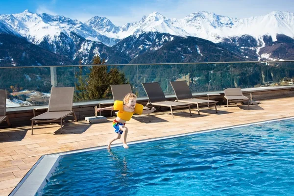 Niño en piscina al aire libre de resort alpino —  Fotos de Stock