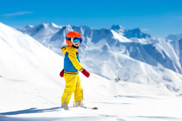 Deportes de nieve de invierno para niños. Los niños esquian. Esquí familiar . —  Fotos de Stock