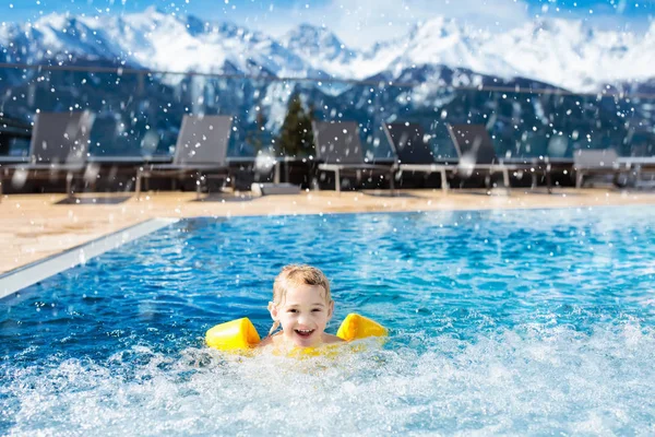 Bambino in piscina all'aperto della località alpina — Foto Stock
