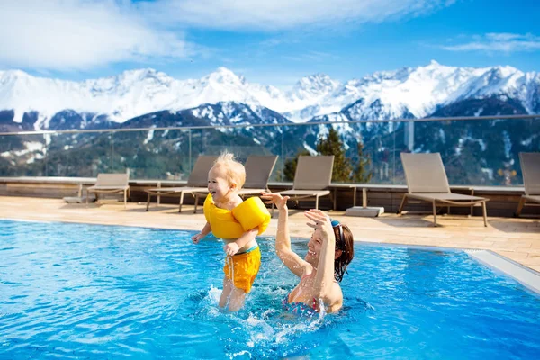 家庭在室外游泳池的高山度假村 — 图库照片