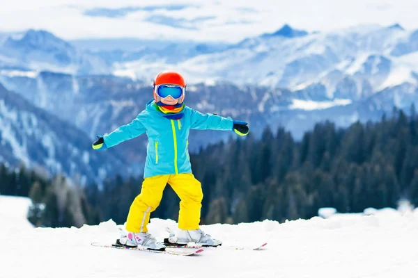 Deportes de nieve de invierno para niños. Los niños esquian. Esquí familiar . — Foto de Stock