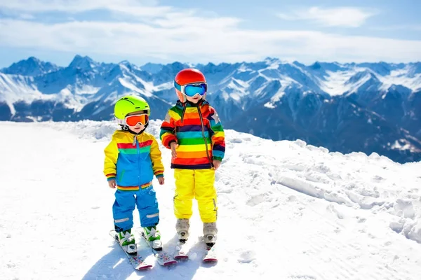 Skidor och snö vinter roligt för barnen. Barn skidor. — Stockfoto