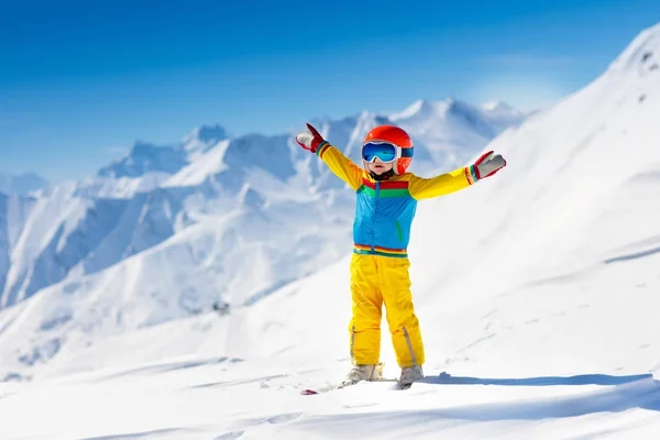 Barn vinter snö sport. Barn ski. Familjen skidåkning. — Stockfoto