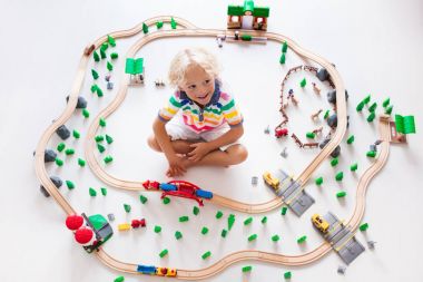 Çocuk oyuncak tren ile. Çocuklar ahşap demiryolu.