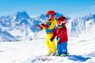 Kayak ve kar kış eğlenceli çocuklar için. Çocuk Kayak.