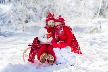 Kış ormanda halletme çocuklar. Çocuklar karda sıcak kakao iç