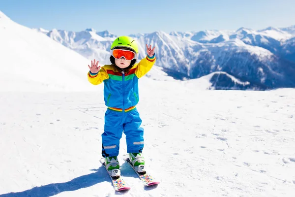 Crianças inverno neve esporte. Crianças esquiam. Esqui familiar . — Fotografia de Stock