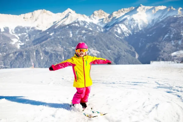 Dětský zimní snow sport. Děti na lyžích. Rodinné lyžování. — Stock fotografie