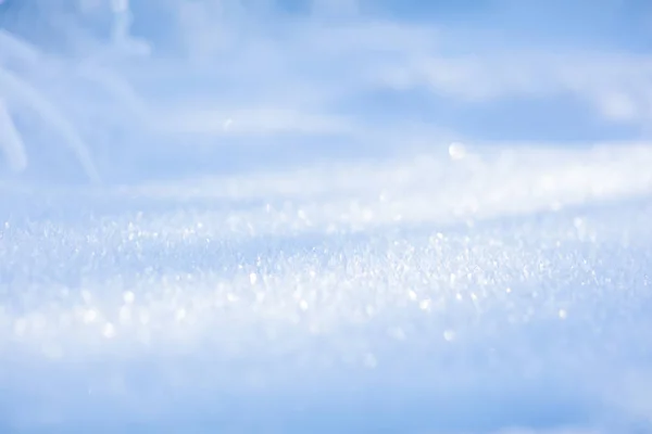 白い雪。輝く雪の結晶。冬の背景。クローズ アップ. — ストック写真