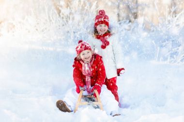 Çocuklar karda oynamak. Kış kızağı binmek çocuklar için