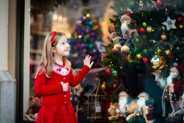 Çocuklar pencere alışveriş. Noel hediyesi. Xmas hediye.