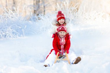 Çocuklar karda oynamak. Kış kızağı binmek çocuklar için