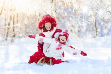 Anne ve çocuk halletme. Kış kar eğlenceli. Aile için atlı kızak.