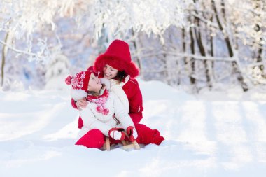 Anne ve çocuk halletme. Kış kar eğlenceli. Aile için atlı kızak.