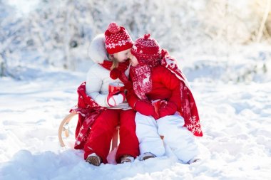 Kış ormanda halletme çocuklar. Çocuklar karda sıcak kakao iç