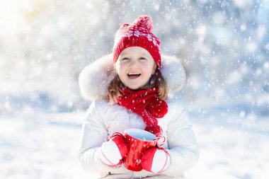 Çocuk kış Park'ta sıcak çikolata içme. Chr karda çocuklarda