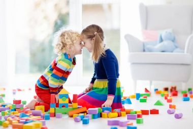 Çocuklar oyuncak legolarla oynamak. Çocuklar için oyuncaklar.