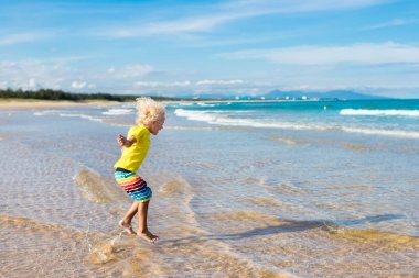 Çocuk tropik sahilde. Deniz tatil çocuklarla.