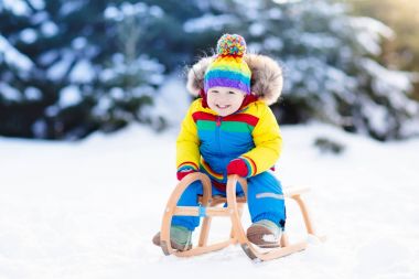 Çocuk kızağı binmek. Kızakla çocuk. Kızak ile çocuk