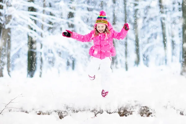 Enfant jouant avec la neige en hiver. Enfants en plein air . — Photo
