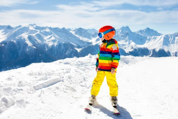 Dětský zimní snow sport. Děti na lyžích. Rodinné lyžování. — Stock fotografie