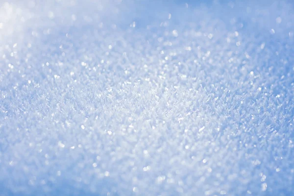 白い雪。輝く雪の結晶。冬の背景。クローズ アップ. — ストック写真