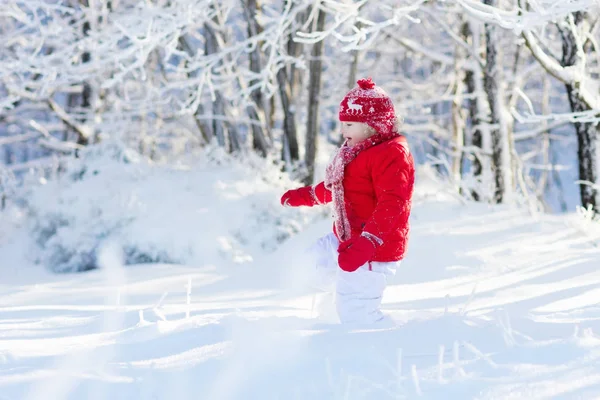 Niño jugando con nieve en invierno. Niños al aire libre . —  Fotos de Stock