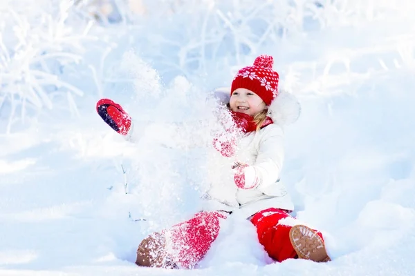 Kışın kar ile oynayan çocuk. Çocuklar açık havada. — Stok fotoğraf