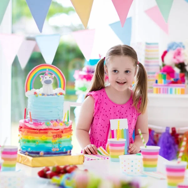 Barn födelsedagsfest. Liten flicka med tårta. — Stockfoto