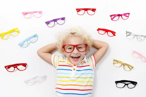 Test visuel enfant à œil. Enfant chez optitian. Lunettes pour enfants . — Photo