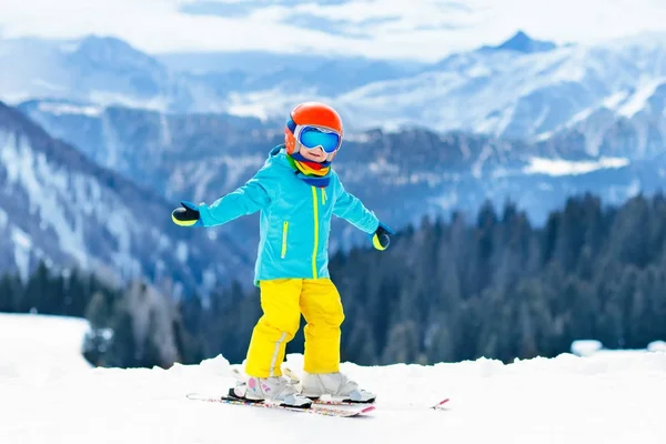 Deportes de nieve de invierno para niños. Los niños esquian. Esquí familiar . —  Fotos de Stock