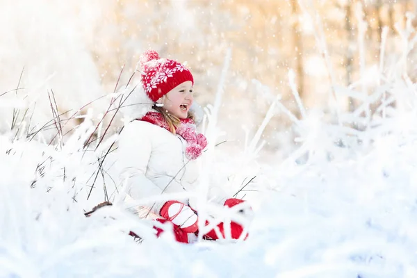Dítě hrající se sněhem v zimě. Děti venku. — Stock fotografie