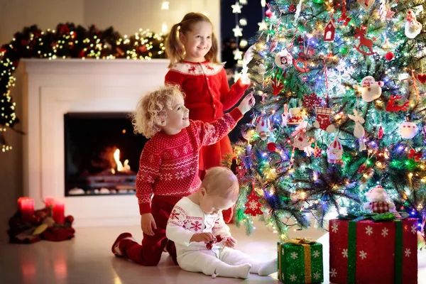 Děti na vánoční stromeček. Děti na krb na Vánoce — Stock fotografie