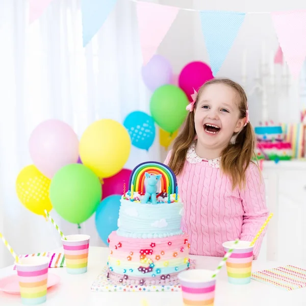Děti oslava narozenin s dortem — Stock fotografie