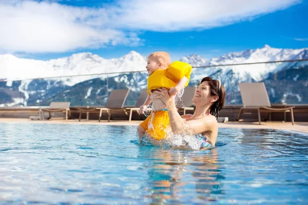 알파인 스파 리조트의 야외 수영장에서 가족 — 스톡 사진