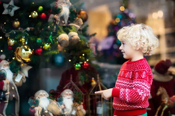 Schaufensterbummel für Kinder. Weihnachtsgeschenke. Weihnachtsgeschenke. — Stockfoto
