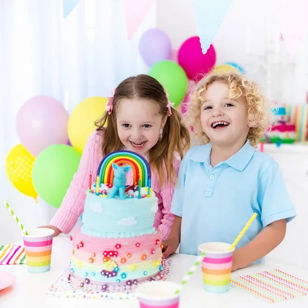 Fiesta de cumpleaños para niños con pastel —  Fotos de Stock