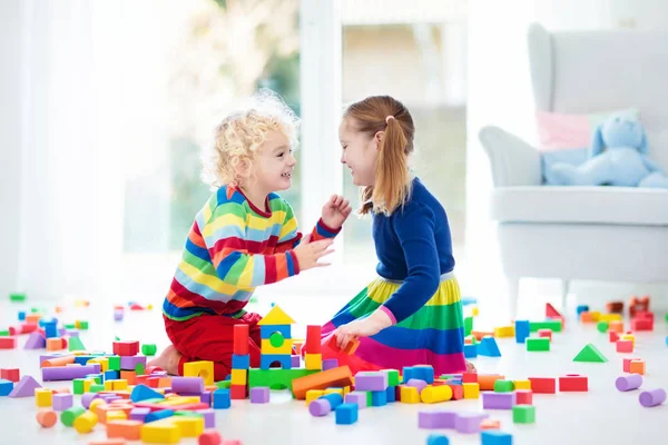 Děti si hrát s toy bloky. Hračky pro děti. — Stock fotografie