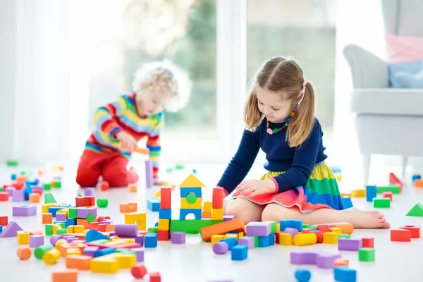 Los niños juegan con bloques de juguetes. Juguetes para niños . — Foto de Stock