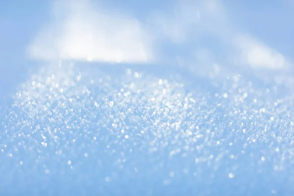 白い雪。輝く雪の結晶。冬の背景。クローズ アップ. — ストック写真