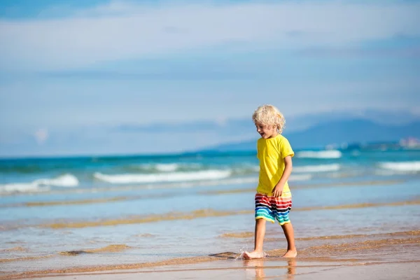 Bambino sulla spiaggia tropicale. Vacanze al mare con bambini . — Foto Stock