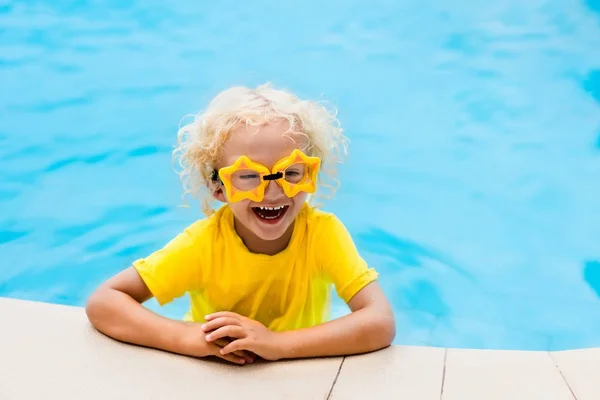 スイミング プールでゴーグルの子。子供水着. — ストック写真