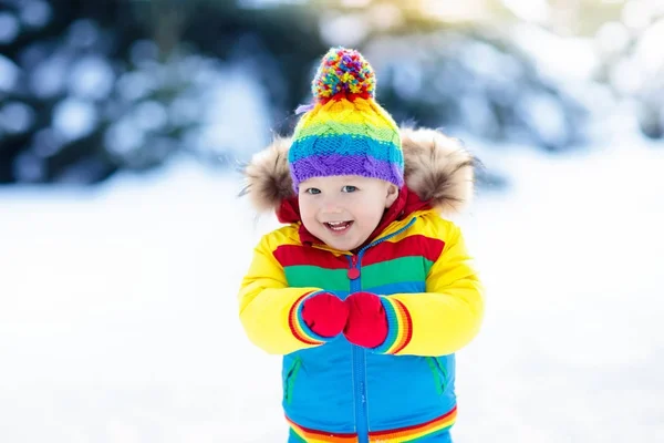 Дитина грає зі снігом взимку. Діти на відкритому повітрі . — стокове фото