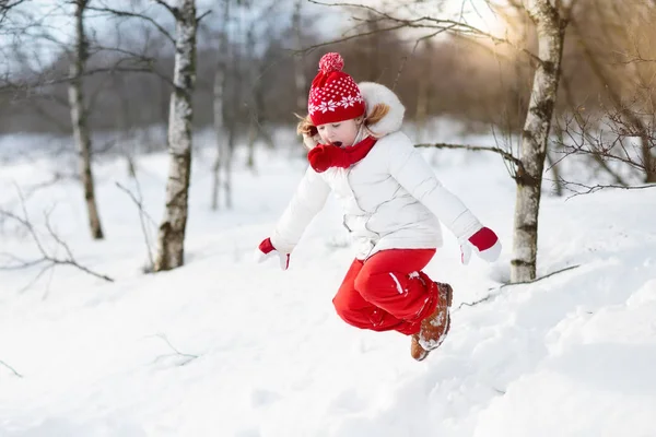 Kind spelen met sneeuw in de winter. Kinderen buiten. — Stockfoto