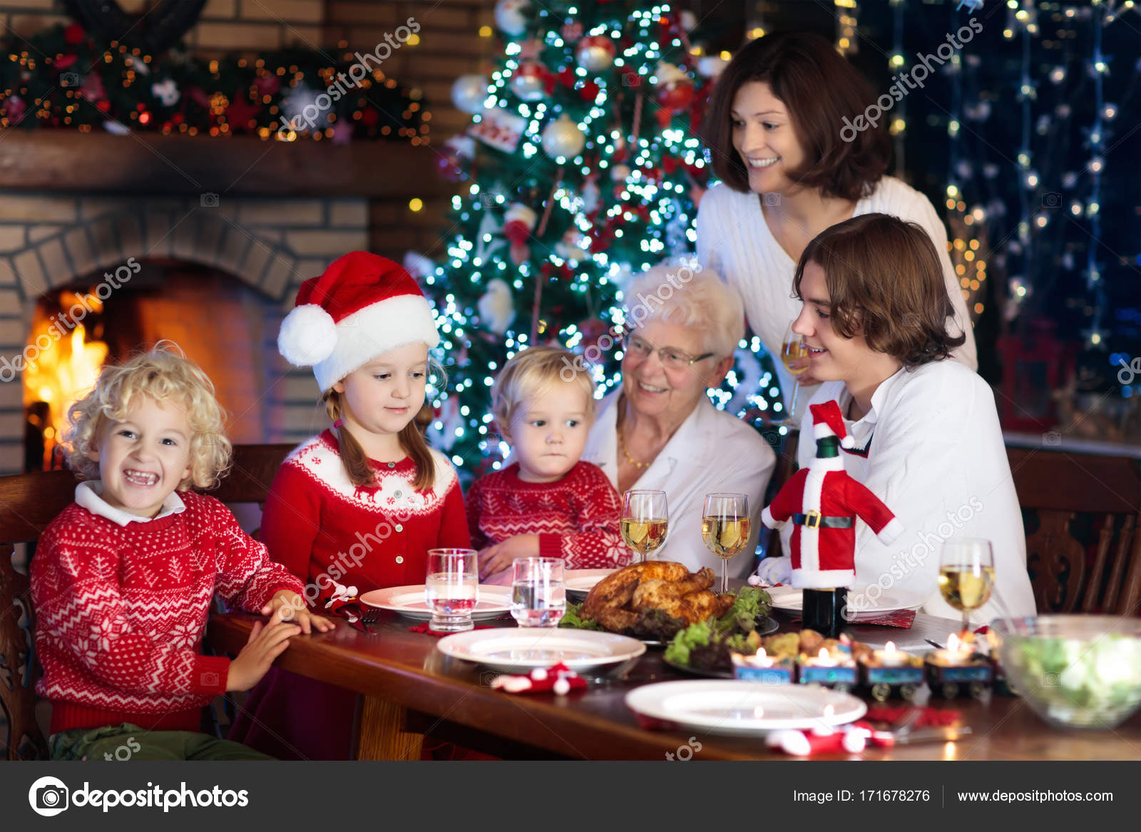 Christmas dinner. Family with kids at Xmas tree. — Stock Photo