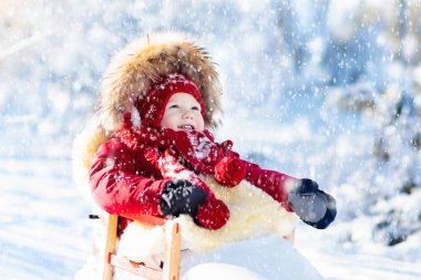 Kızak ve kar eğlenceli çocuklar için. Kış parkta halletme bebek.