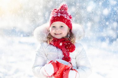 Çocuk kış Park'ta sıcak çikolata içme. Chr karda çocuklarda