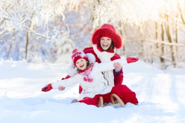 Anne ve çocuk halletme. Kış kar eğlenceli. Aile için atlı kızak.