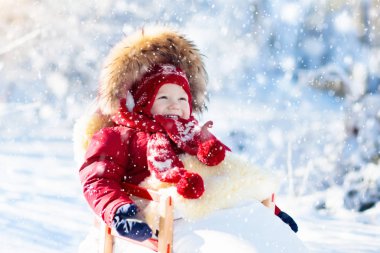 Kızak ve kar eğlenceli çocuklar için. Kış parkta halletme bebek.
